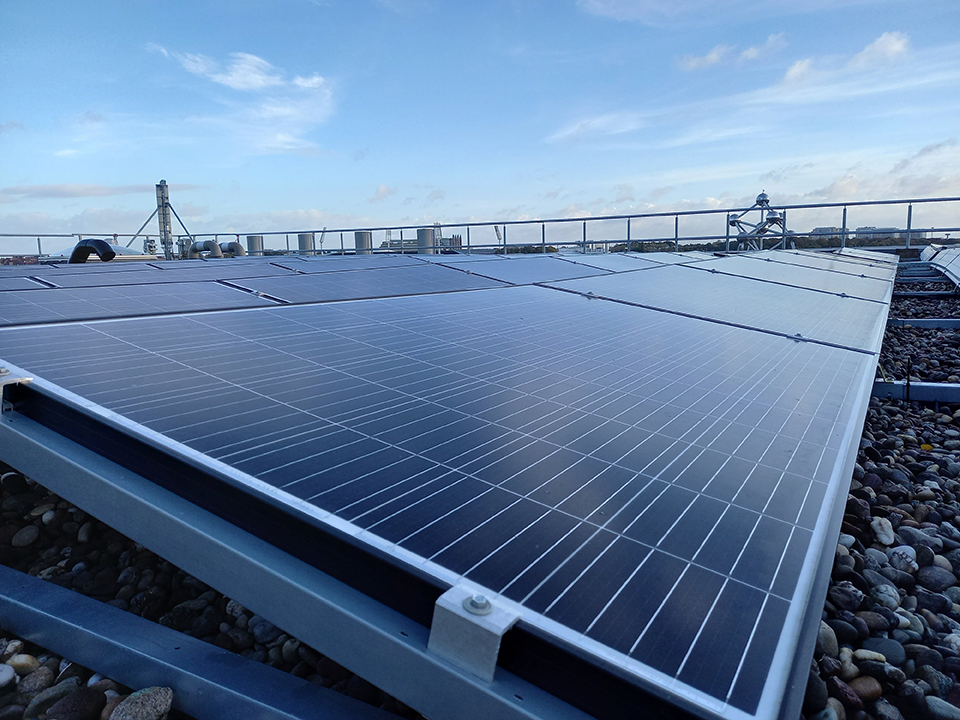 2.000 zonnepanelen geïnstalleerd op het dak van UVC Brugmann en Universitair Kinderziekenhuis Koningin Fabiola