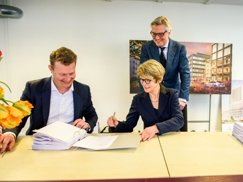 Bouwcombinatie MedicomZes-Kuijpers tekent uitvoeringsovereenkomst voor de bouw van het Research en Diagnostiek Centrum ADORE, Amsterdam UMC, locatie VUmc