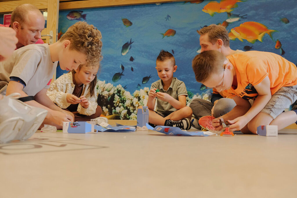 Patiënten kinderafdeling VieCuri verrast met cadeaus en workshop van finalisten LEGO Masters